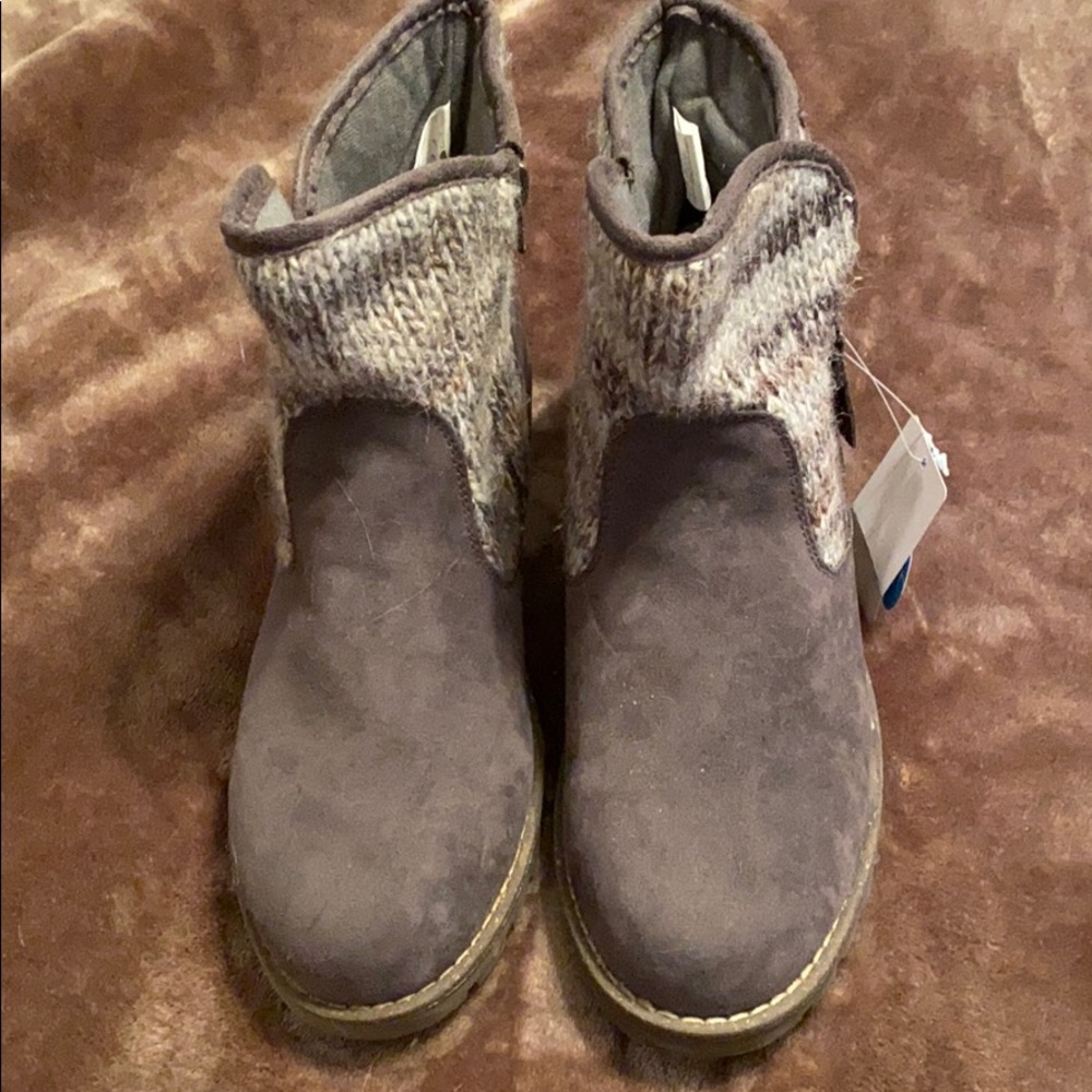Gray muk luks